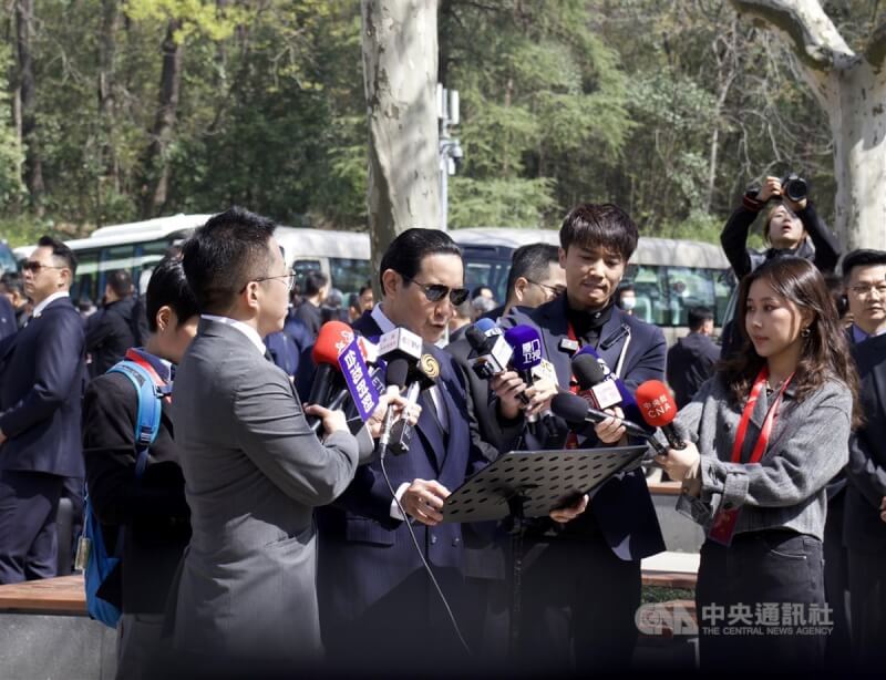 前總統馬英九在結束孫中山紀念館的行程後發表公開講話，並接受聯訪。中央社記者呂佳蓉南京攝 112年3月28日