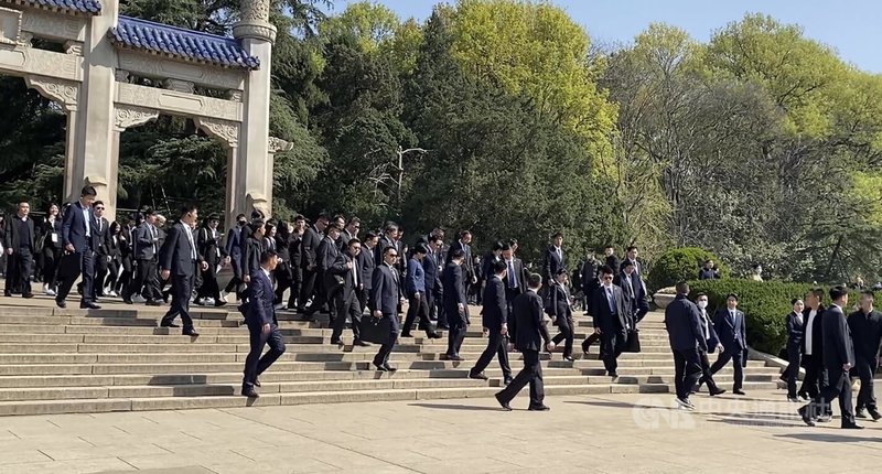 前總統馬英九28日上午結束拜謁國父孫中山後，有中國大陸圍觀民眾向馬英九一行喊「兩岸一家親」。中央社記者呂佳蓉南京攝  112年3月28日