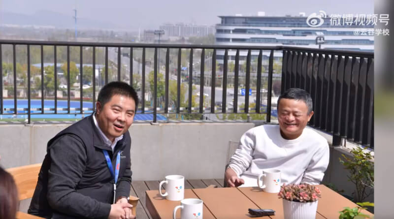 阿里巴巴創辦人馬雲（右）突返中國後，27日參訪他在杭州創辦的雲谷學校。（圖取自weibo.com/yunguschool）