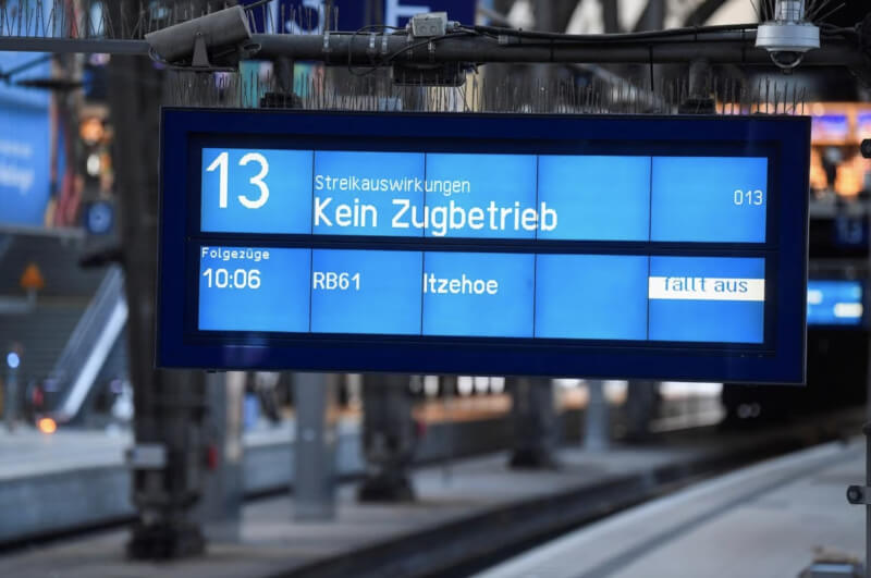 27日德國主要火車站電子螢幕上顯示罷工導致火車停駛。（路透社）