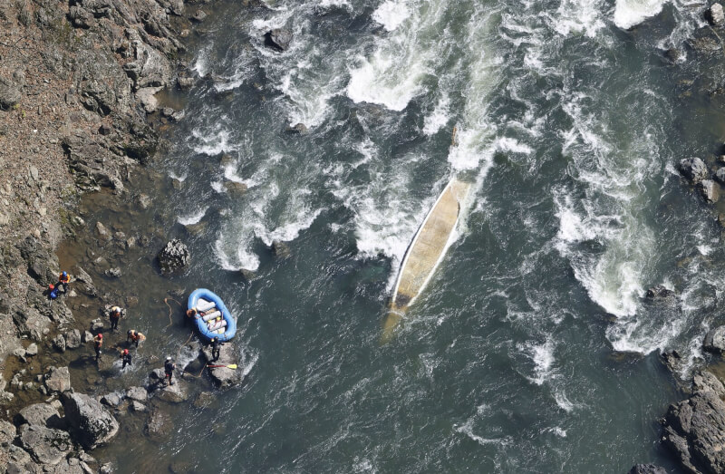 日本京都「保津川遊船」船隻28日上午翻覆，根據警方說明，船上25名遊客全數獲救且無大礙，但船夫部分已知1死1失蹤。（共同社）