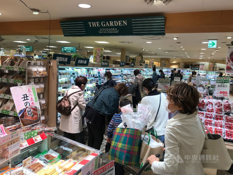 日本政府內閣會議今天通過因應高物價新對策，包括針對低所得家庭普發3萬日圓（約新台幣7000元）及低所得育兒家庭發放兒童津貼等。圖為東京超市。（中央社檔案照片）