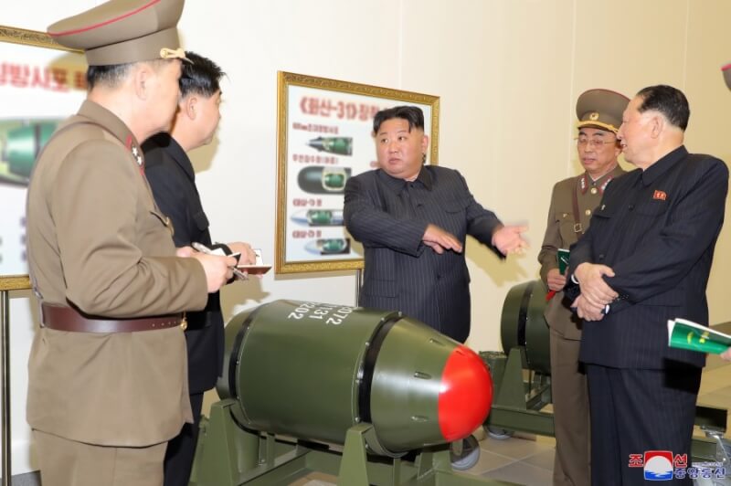 圖為金正恩（中）3月28日前往北韓核武研究所視察，北韓中央通信社在此期間公布新研發的「火山-31」核彈頭照片。（圖取自北韓中央通信社網頁kcna.kp）