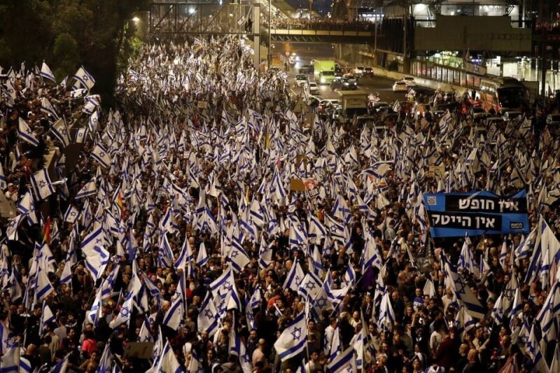 以色列政府推動爭議性司法改革，民眾27日走上街頭抗議。（路透社）
