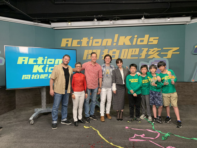 兒童實境節目「開拍吧孩子」2021年開播，找來藝人周厚安（左4）、吳姍儒（左5）主持，設計不同主題，讓孩子們比賽拍攝和剪輯。（過癮科技公司提供）中央社記者葉冠吟傳真  112年3月29日