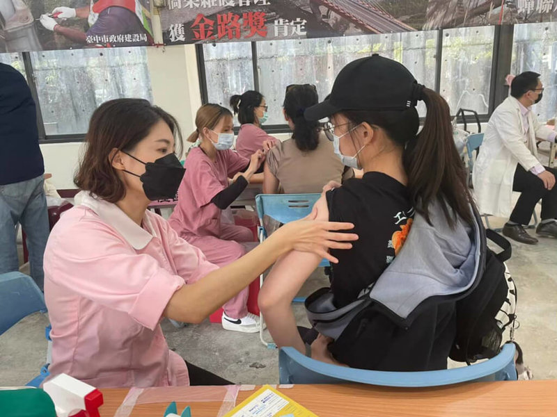 台中市政府衛生局表示，配合中央政策，3月6日至4月30日推動「全民COVID-19疫苗加1接種活動」。（台中市政府提供）中央社記者趙麗妍傳真  112年3月29日