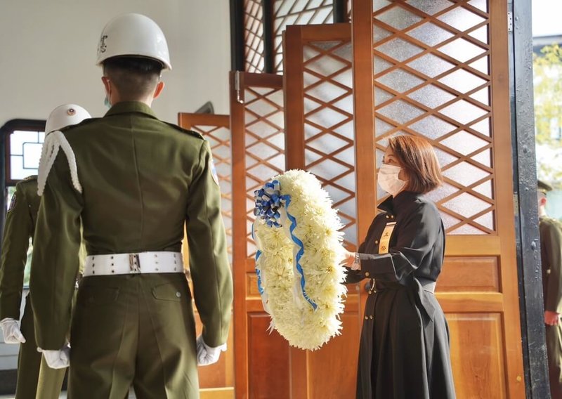 屏東縣29日春祭陣亡將士及死難同胞，同時舉行因執行雜草火警救災勤務殉職的消防小隊長蕭翰隆入祀忠烈祠儀式，由屏東縣長周春米（右）主祭。（屏東縣政府提供）中央社記者李卉婷傳真  112年3月29日