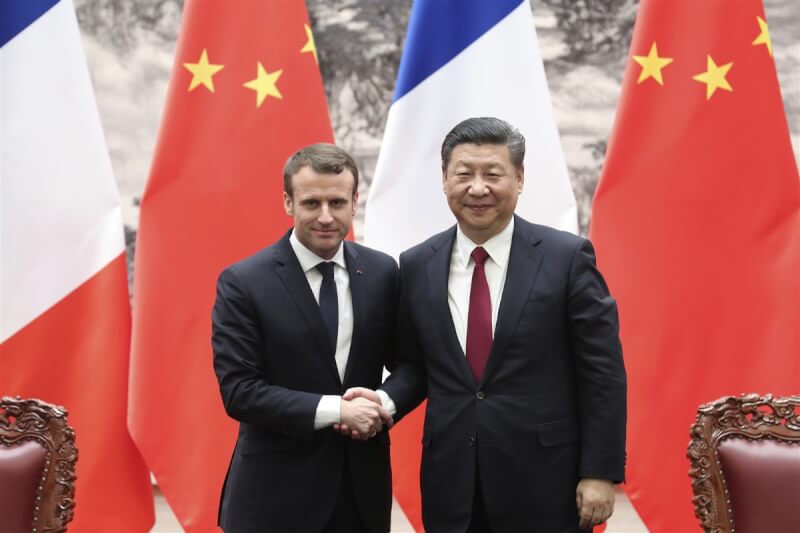 圖為中國國家主席習近平（右）與法國總統馬克宏2018年1月在北京舉行會談。（中新社）