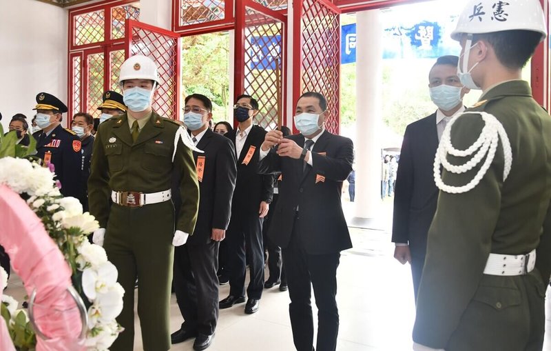 新北市忠烈祠29日舉行112年革命先烈陣亡將士殉難同胞春祭典禮，由市長侯友宜（中）擔任主祭官。（新北市政府提供）中央社記者王鴻國傳真  112年3月29日