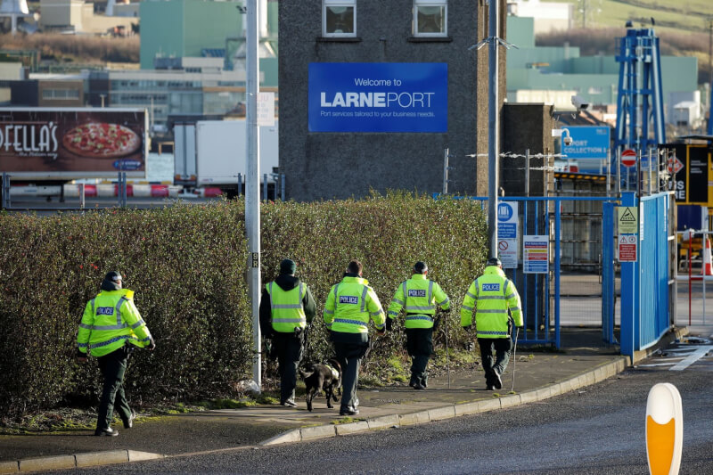 圖為北愛爾蘭警察2021年1月1日在拉恩港附近巡邏。（路透社）