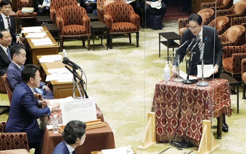 日本首相岸田文雄29日（右）在眾議院回應最大在野黨籍立憲民主黨籍議員中谷一馬（二排左）利用聊天機器人ChatGPT生成的提問。（共同社）