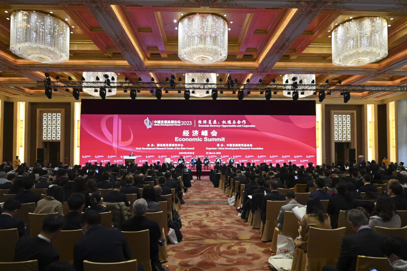 為期3天的「中國發展高層論壇」日前落幕，這是中國政府今年元月間宣布邊境重啟後，首次廣邀外企高層參與的線下實體會議。（中新社）