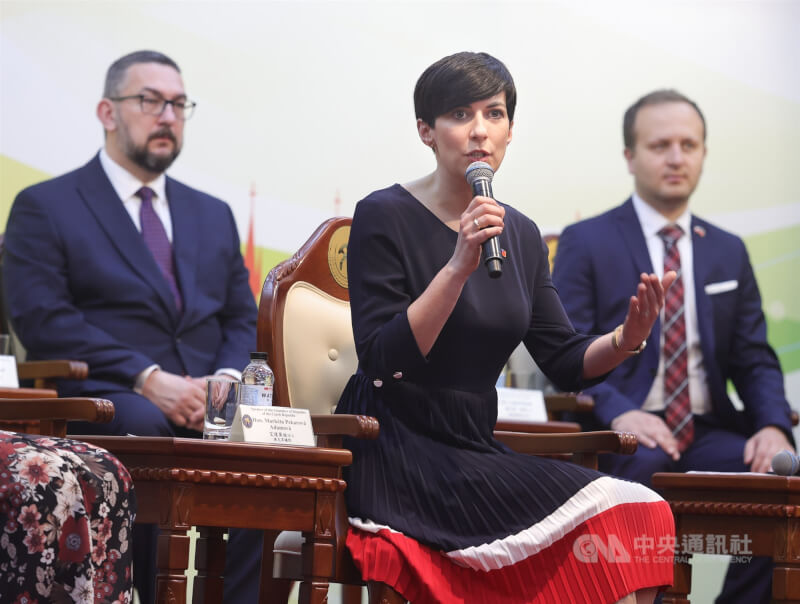 捷克眾議院議長艾達莫娃（Markéta Pekarová Adamová）（前）29日出席訪台記者會，說明訪問成果並回答媒體提問。中央社記者謝佳璋攝 112年3月29日