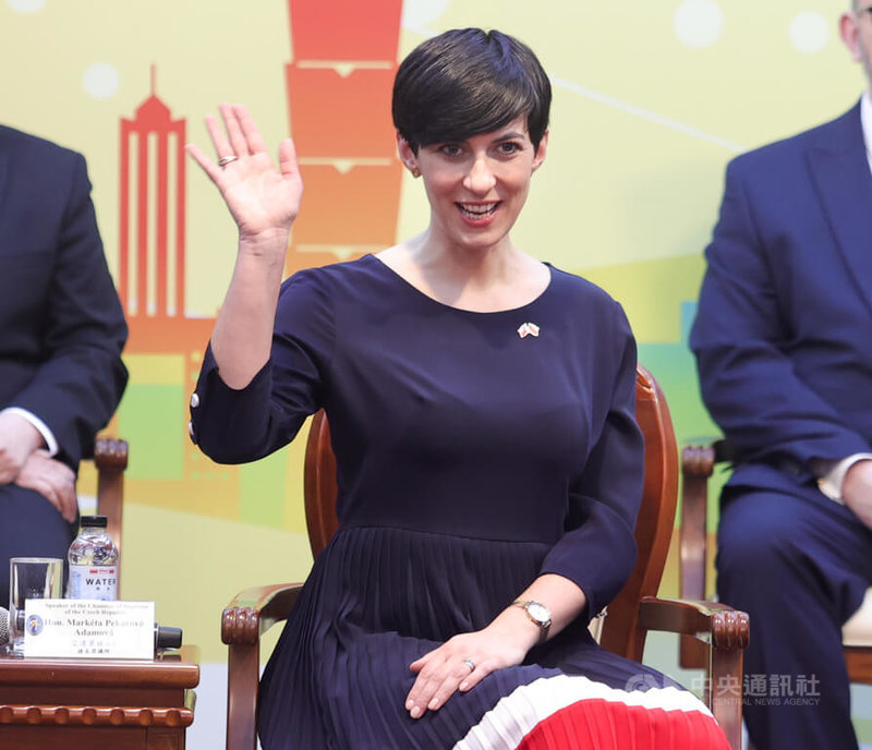 捷克眾議院議長艾達莫娃（Markéta Pekarová Adamová）率團訪台，29日在外交部見證台捷雙邊簽署各項合作備忘錄並出席記者會，向眾人揮手致意。中央社記者謝佳璋攝 112年3月29日