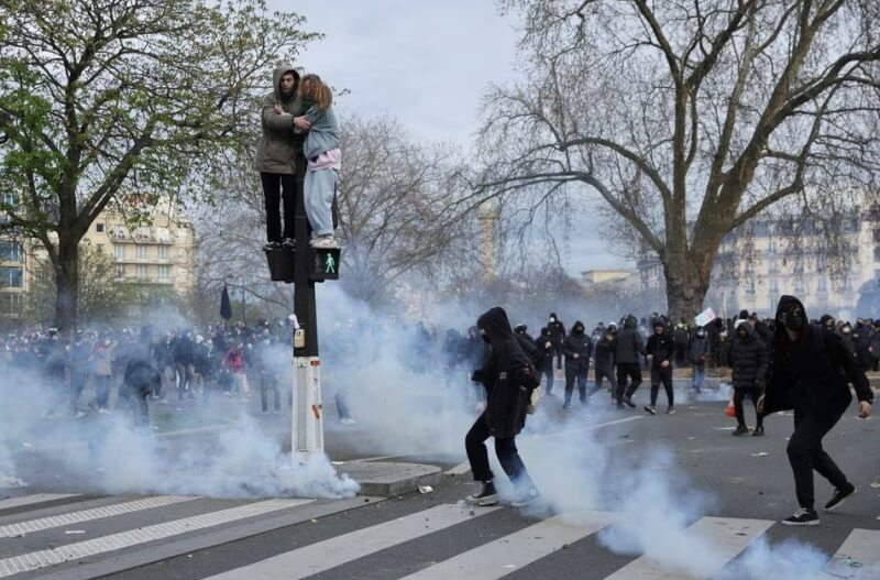 法國政府推動年金改革，數以萬計的法國民眾28日走上街頭，抗議者和警察爆發新的衝突。（路透社）