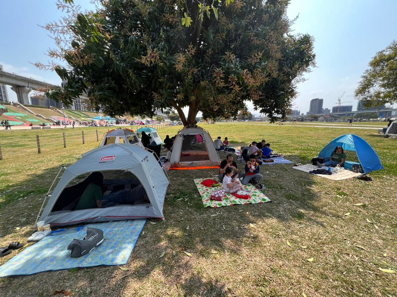 新北市政府高灘處表示，三重大都會公園、八里十三行文化公園及新店陽光運動公園等3處河濱適合全家野餐，親子同樂。（新北高灘處提供）中央社記者王鴻國傳真  112年3月30日