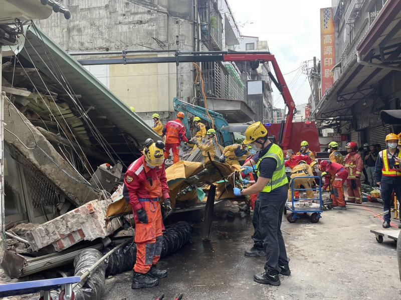 台中市中區台灣大道一段一棟2樓建築物30日倒塌，3名工人受困，其中1人被救出傷重不治。（台中市消防局提供）中央社記者吳哲豪傳真 112年3月30日