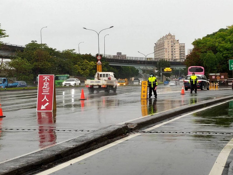 為維護清明連假期間交通順暢及行車秩序，台北市警察局交通警察大隊30日表示，31日針對北市忠孝西路、中山北路口等100處重要路口，將派員提前於下午4時到崗加強交通疏導。（台北市警察局交通警察大隊提供）中央社記者黃麗芸傳真  112年3月30日