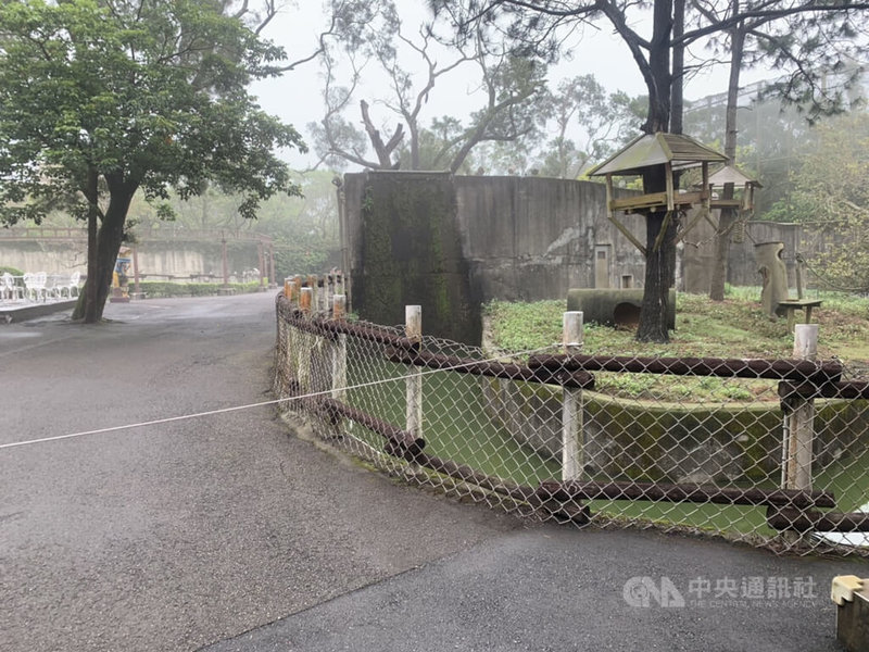 受到狒狒事件影響，六福村30日表示，動物園區已全面暫停開放，另外，農委會林務局31日將會同新竹縣政府前往六福村對圈養場的圍阻設施進行勘查，了解可能的漏洞與缺失，並提出改善要求。中央社記者郭宣彣攝  112年3月30日