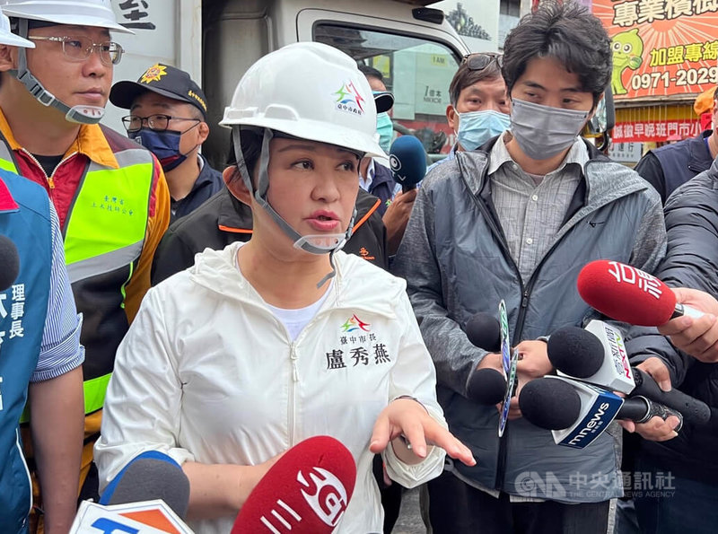 台中市中區台灣大道一段1棟2層樓房屋30日倒塌，壓住旁邊施工的3人，蔡姓男子救出送醫不治，另2人待援。台中市長盧秀燕（前左）到場表示，搶救行動一定會堅持到最後。中央社記者郝雪卿攝 112年3月30日