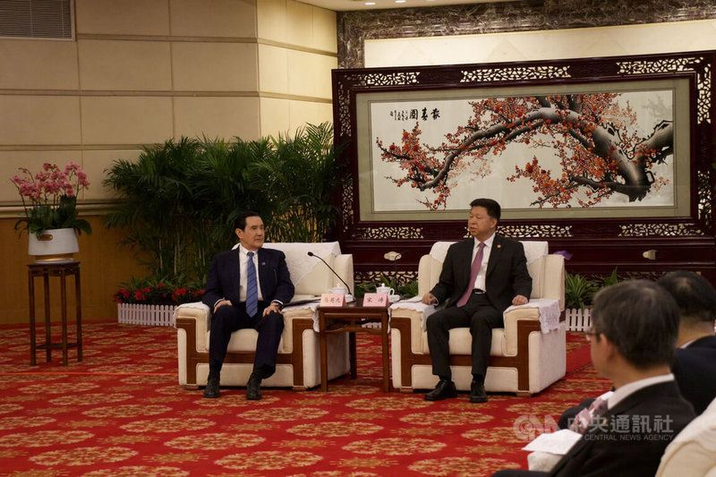 前總統馬英九（左）30日晚間在湖北武漢東湖賓館與中國大陸國台辦主任宋濤（後右）會晤時，強調「九二共識」的重要性。中央社記者呂佳蓉武漢攝 112年3月30日