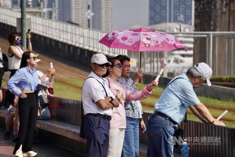 氣象專家吳德榮表示，今年清明連假「不下雨的時間還是比較長」，預估4月1日中部以北有短暫雨，4月2日大部分地區就好轉，4月3日至5日白天，大致多雲時晴。圖為高雄鹽埕區民眾出遊散心。（中央社檔案照片）