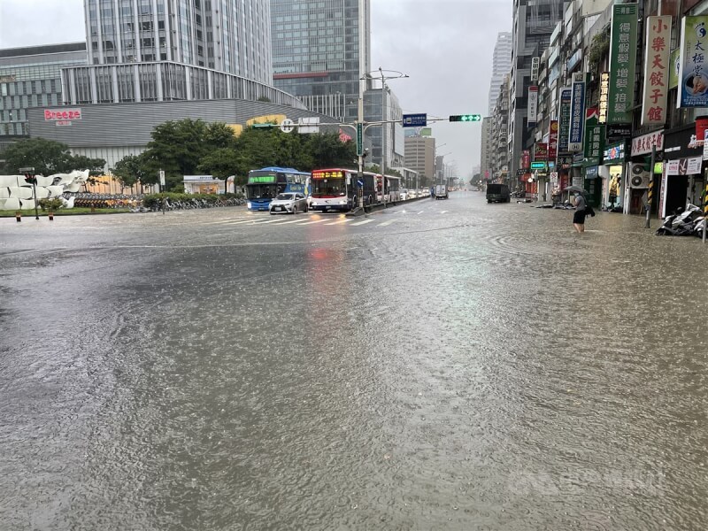 圖為2021年6月4日因梅雨鋒面接近及颱風彩雲外圍環流影響，台北市信義區多處淹水。（中央社檔案照片）