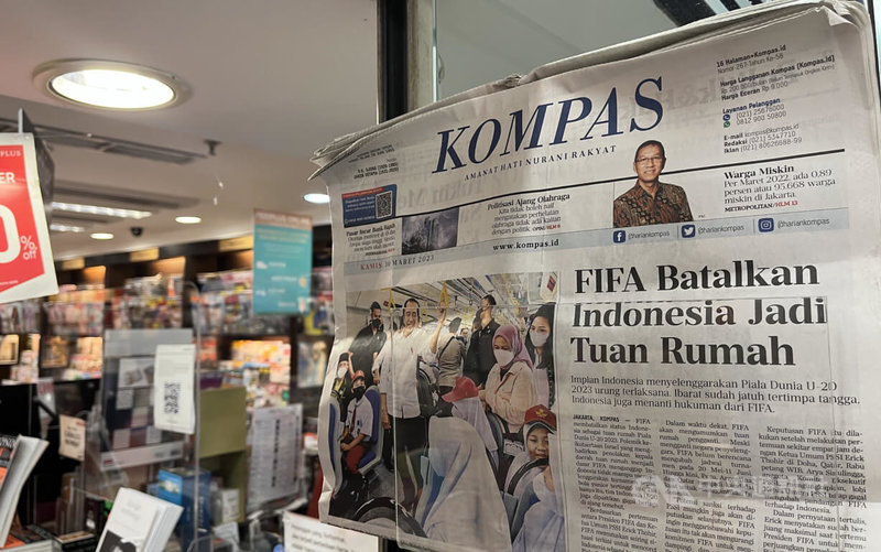 印尼羅盤報（Kompas）30日頭版標題寫道「國際足球總會（FIFA）取消印尼的主辦權」。中央社記者李宗憲雅加達攝 112年3月30日