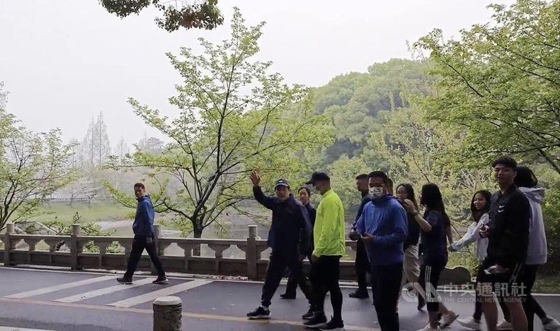 訪問中國大陸的前總統馬英九，30日上午在武漢東湖賓館慢跑，巧遇台灣記者親切揮手回「早」。中央社記者呂佳蓉武漢攝  112年3月30日