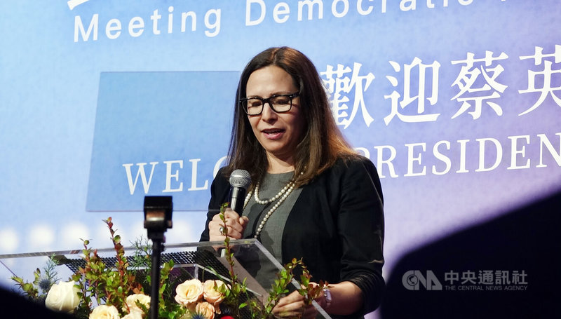 美國在台協會（AIT）主席羅森柏格（Laura Rosenberger）於美東時間29日表示，美國正努力建立將台灣納入的全球夥伴關係，向台灣合作夥伴提供外交援助，讓台灣有意義參與國際組織與多邊論壇，並與理念相近夥伴密切合作。中央社記者江今葉紐約攝 112年3月30日