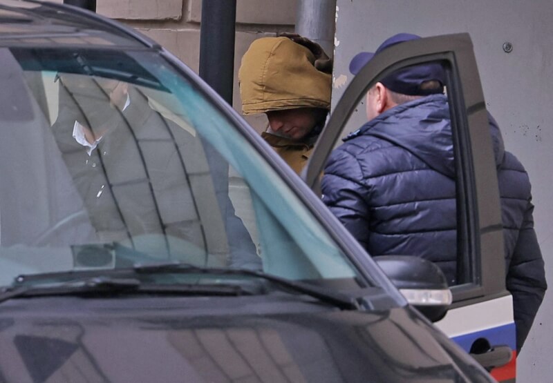 華爾街日報美籍記者格什科維奇（中）因涉嫌在俄羅斯從事間諜活動被捕。圖為他3月30日離開俄羅斯莫斯科一棟法院大樓。（路透社）
