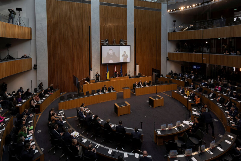 烏克蘭總統澤倫斯基30日透過視訊對奧地利國會下議院發表演說。（路透社）