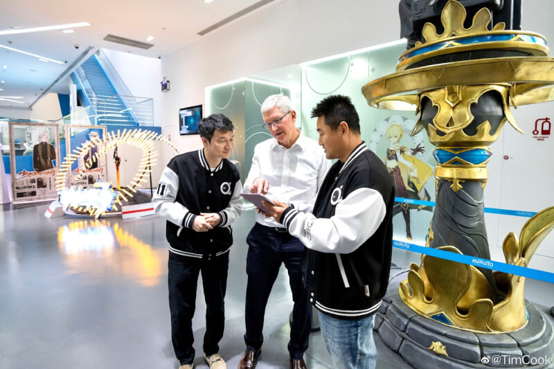 蘋果執行長庫克（中）29日造訪中國遊戲開發商米哈遊位於上海的總部。（圖取自庫克微博weibo.com）