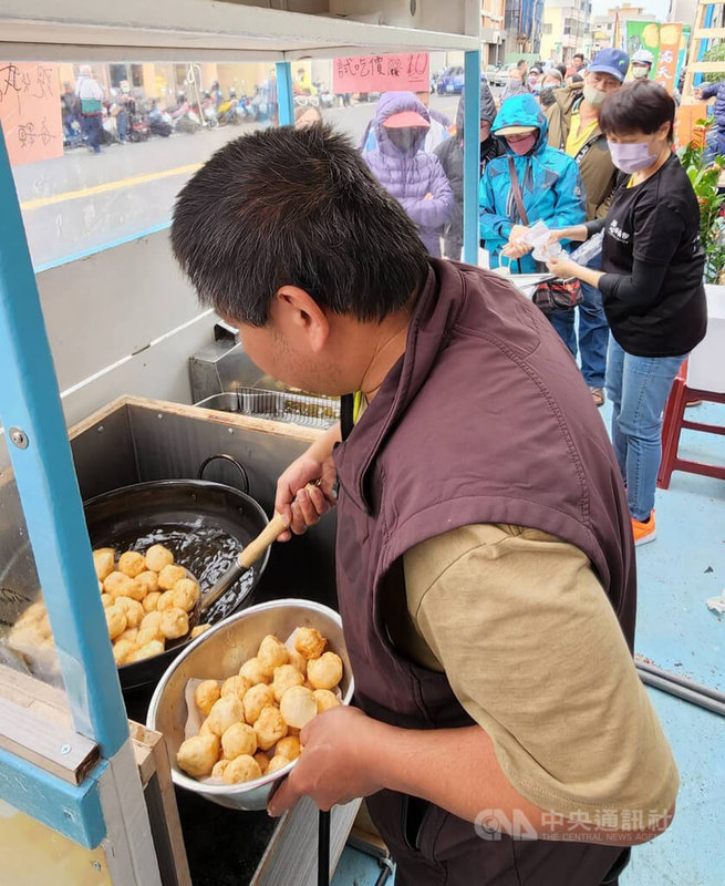 澎湖觀光旅遊季將在清明節連假正式展開，有在地業者30日率先推出澎湖花枝丸等系列產品伴手禮的一條龍服務，現場還提供花枝丸禮盒免費贈送與試吃。中央社  112年3月30日