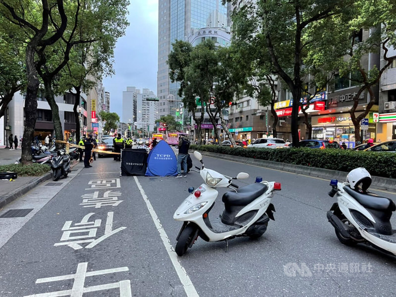 台北市警消31日下午獲報，在和平西路一段及南昌路口附近有救護案，派員到場發現為一輛砂石車與機車發生車禍，一人當場死亡；事故肇因仍待釐清。（翻攝畫面）中央社記者劉建邦傳真  112年3月31日