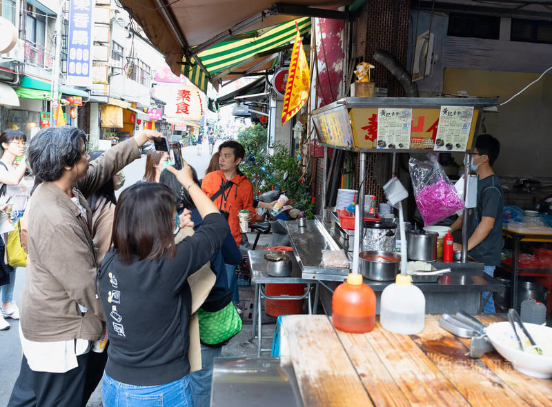 「2023走跳藝術祭」4月1日起將在彰化市區正式登場，160隻戶外藝術展品「走跳獸」遍布舊城區各角落，等待民眾探索發覺。圖為31日在地走讀活動帶領民眾一同尋找「走跳獸」身影。中央社記者謝佳璋攝  112年3月31日