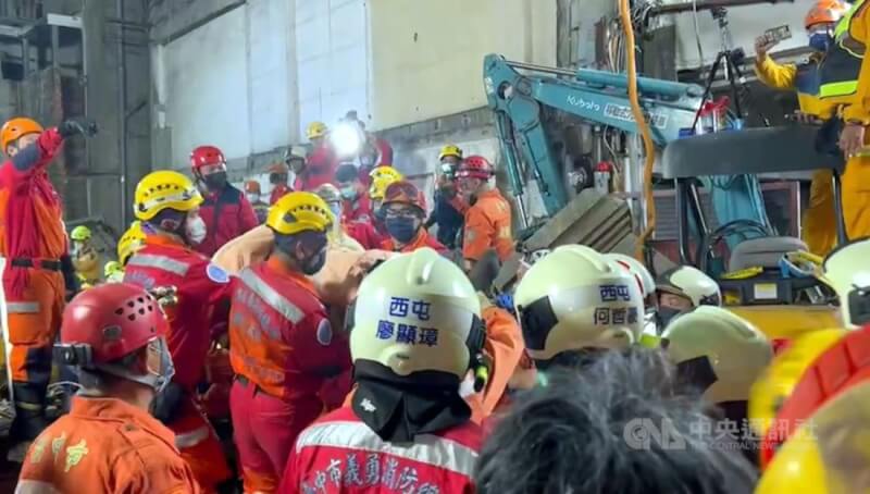 台中市中區台灣大道一段一處老屋30日倒塌，造成3名工人受困不治。圖為消防員搶救受困工人。中央社記者郝雪卿攝 112年3月30日