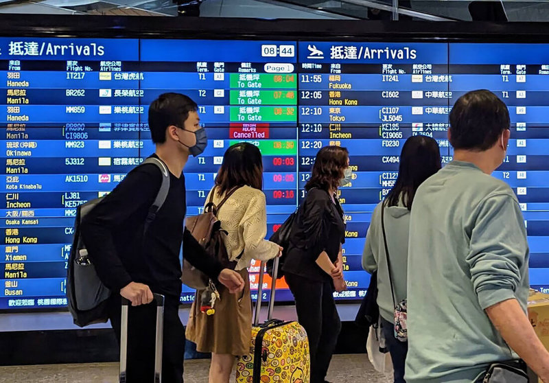 桃園國際機場公司表示，根據航班運量人數預報系統顯示，桃園機場31日起至4月6日清明連假疏運期間，出入境高峰估將落在4月1日、4月5日，預計可能逾10萬人次，呼籲旅客提早2.5至3小時抵達機場。（機場公司提供）中央社記者葉臻傳真  112年3月31日