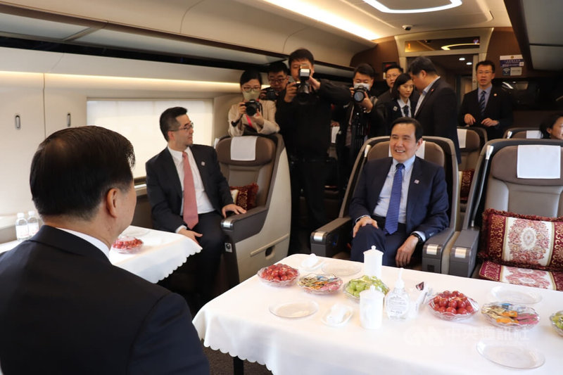 前總統馬英九（前右）31日下午在武漢站搭乘班次G79的復興號高鐵，由中國大陸國台辦主任宋濤（背對鏡頭）陪同前往湖南長沙。中央社記者呂佳蓉武漢攝 112年3月31日