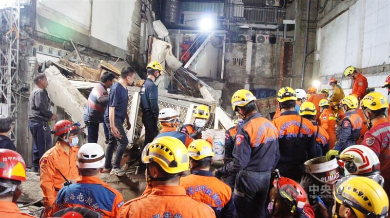 台中市中區一處老宅30日倒塌，3工人罹難。圖為消防人員30日在現場救援。（中央社檔案照片）
