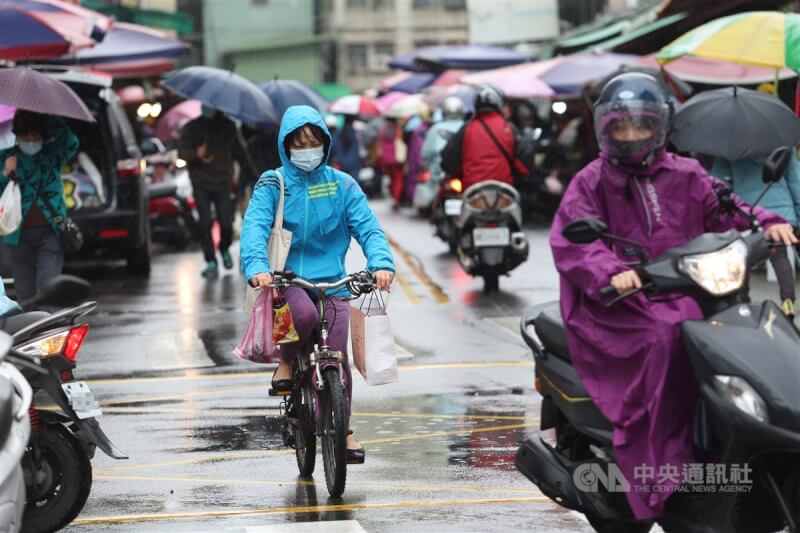 中央氣象局30日預測，4月2日之前仍會有華南雲雨區移入，影響台灣部分地區的天氣。圖為之前一個雨天在新北市蘆洲區一處傳統市場的民眾。（中央社檔案照片）
