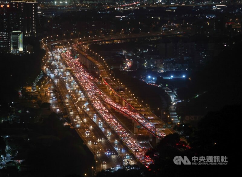 清明連續假期將展開，高公局預估4月1日國道雙向車流量為124百萬車公里，為平日1.4倍，提醒用路人留意路況。圖為國道1號泰山段31日晚間尖峰時段湧現大量車潮。中央社記者吳家昇攝 112年3月31日