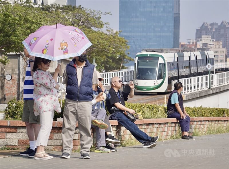 氣象專家吳德榮說，清明5天連假中只有第1天有雨，中部以北有較大雨勢，南部幾乎沒有影響。圖為高雄市鹽埕區27日午後出遊民眾。（中央社檔案照片）