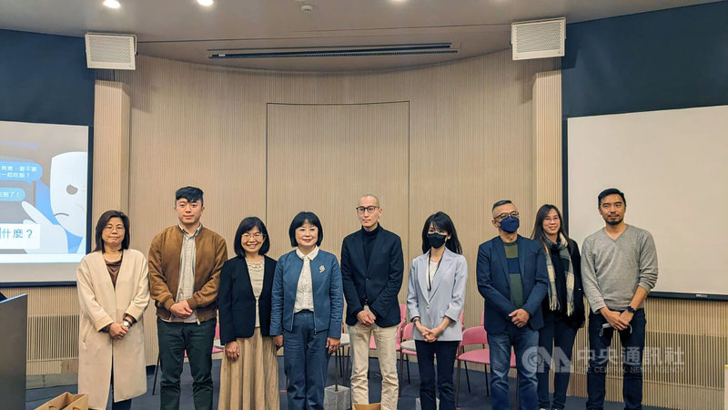 為防兒少在數位環境中遭受負面衝擊，台灣少年權益與福利促進聯盟31日舉辦「大人們你到底在擔心什麼？」座談會，邀集專家學者探討問題樣態、因應策略與相關規範等，與會人員會前合影。中央社記者曾以寧攝  112年3月31日