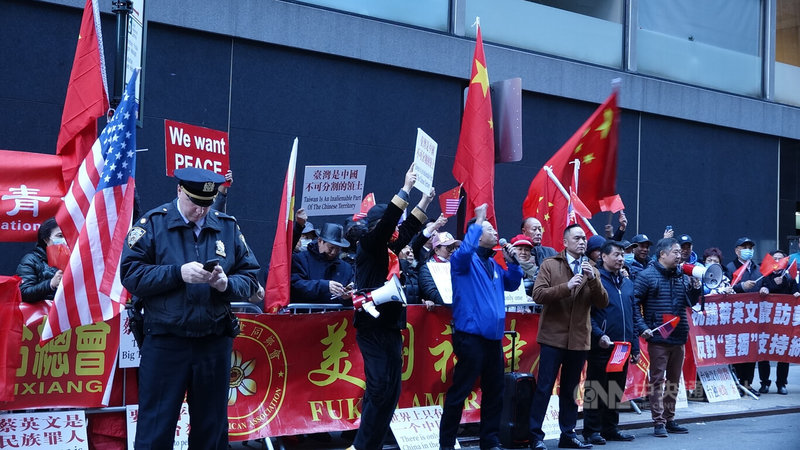 總統蔡英文美東時間30日出席哈德遜研究所在紐約舉辦的頒獎典禮,飯店外依然聚集一群前來抗議的中國僑民。中央社記者江今葉紐約攝 112年3月31日