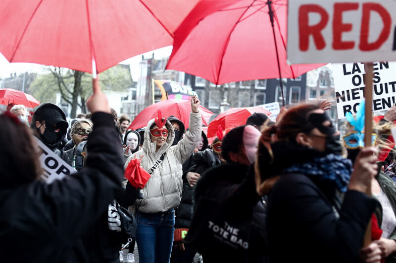 荷蘭的性工作者30日在阿姆斯特丹街頭遊行示威，抗議當局讓她們遷往巿郊色情中心的計畫。（法新社）