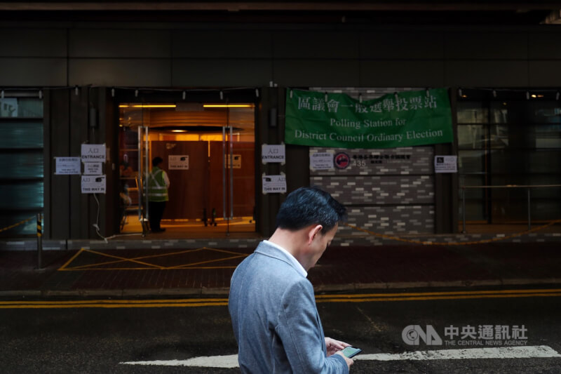 圖為2019年香港區議會選舉時灣仔一間投票站。（中央社檔案照片）