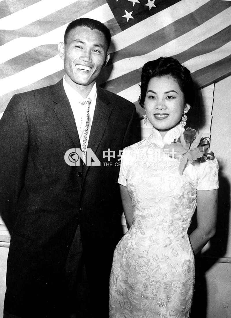 首屆中國小姐冠軍林靜宜（右）1960年8月在美國參加世界小姐選拔，與「亞洲鐵人」楊傳廣合影。楊傳廣當時正準備前往參加羅馬奧運會，兩人合照被譽為「英雄與美人」。（中央社檔案照片）