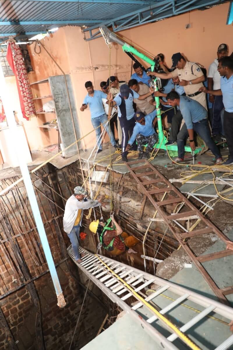 印度中部大城印度爾一間寺廟地板31日坍塌導致信徒墜井，目前已知35死，軍警持續在現場搜救。（圖取自twitter.com/comindore）