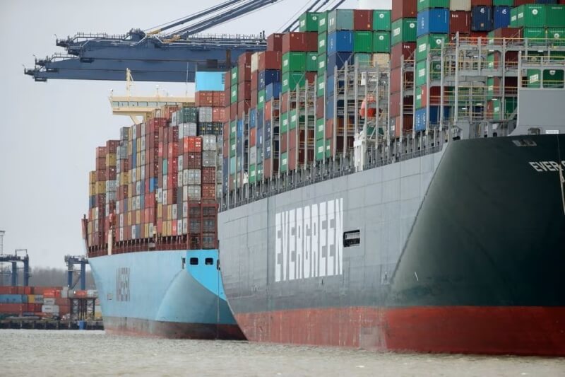 圖為英國最大貨櫃碼頭費利克斯托港1月28日停靠貨輪。（路透社）